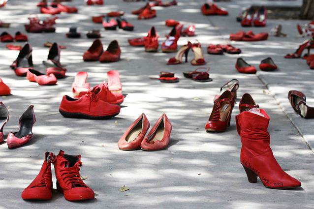 Scarpe rosse per dire NO ALLA VIOLENZA SULLE DONNE – Blog – Netwalk outlet  calzature