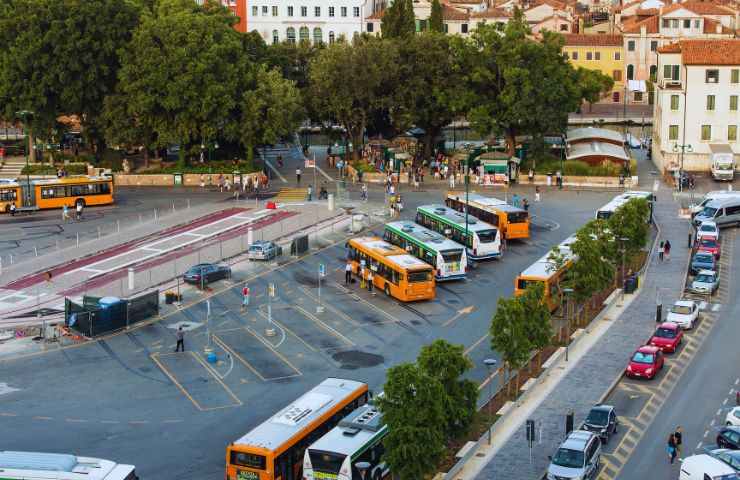 degli autobus in una piazza visti dall'alto