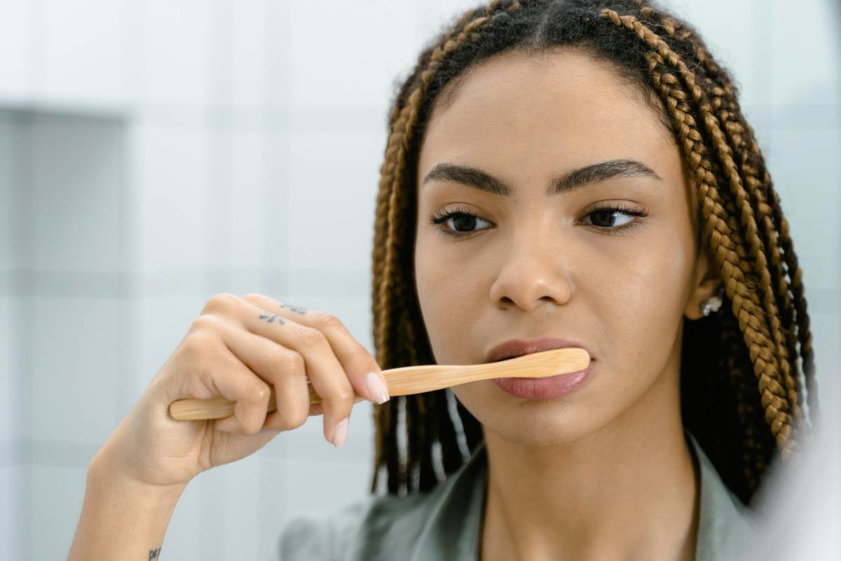 ragazza che si lava i denti