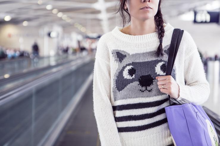 donna con la borsa in aeroporto