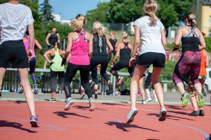 donne che fanno zumba